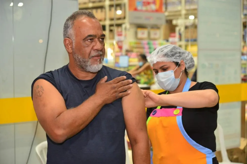 Vacinação noturna será realizada em supermercados de Aparecida antes das férias